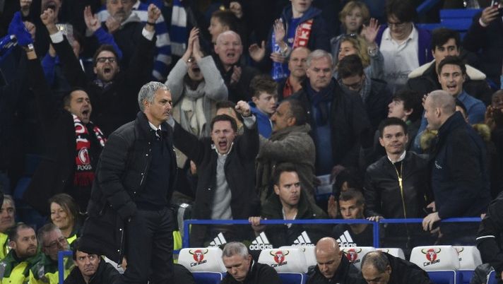 FOTO, Mourinho crolla e un tifoso del Foggia esulta a pochi metri dalla sua panchina  FOTO, Mourinho crolla e un tifoso del Foggia esulta a pochi metri dalla sua panchina