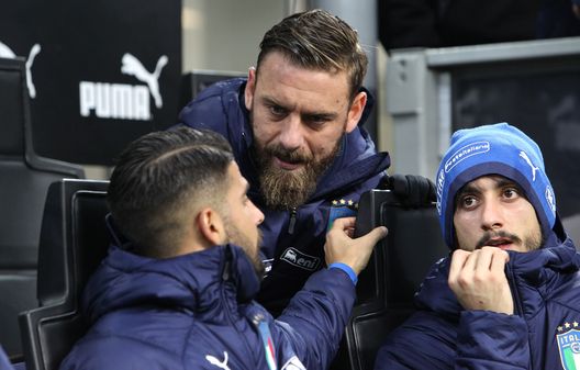 MILAN, ITALY - NOVEMBER 13: Daniele De Rossi of Italy looks on before the FIFA 2018 World Cup Qualifier Play-Off: Second Leg between Italy and Sweden at San Siro Stadium on November 13, 2017 in Milan, (Photo by Marco Luzzani/Getty Images) MILAN, ITALY - NOVEMBER 13: Daniele De Rossi of Italy looks on before the FIFA 2018 World Cup Qualifier Play-Off: Second Leg between Italy and Sweden at San Siro Stadium on November 13, 2017 in Milan, (Photo by Marco Luzzani/Getty Images)