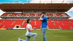 Josh Cavallo, proposta di matrimonio al compagno allo stadio: i suoi ringraziamenti