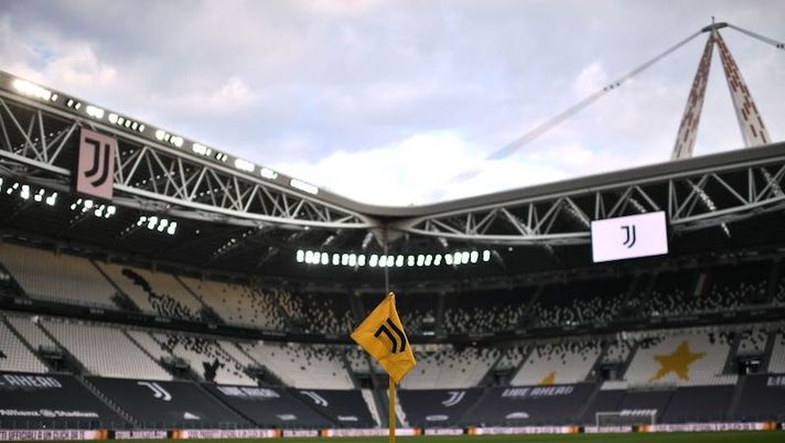 A view shows the logo of the Juventus Italian Serie A football club on April 21, 2021 at the Juventus stadium in Turin. - Italian champions Juventus, one of the driving forces behind the the new European Super League said on April 21, 2021 the project could not go ahead as planned after the withdrawal of most of the 12 founding teams. (Photo by Marco BERTORELLO / AFP) (Photo by MARCO BERTORELLO/AFP via Getty Images) Juve, Calvo: “Squalifica UEFA? Solo indiscrezioni di un quotidiano. Sul prossimo mercato…” - immagine 1
