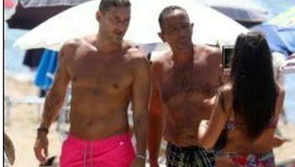 Fonte foto: messaggero Totti a Sabaudia da papà “single”, la sua Noemi al Circeo: paparazzi pronti- immagine 2