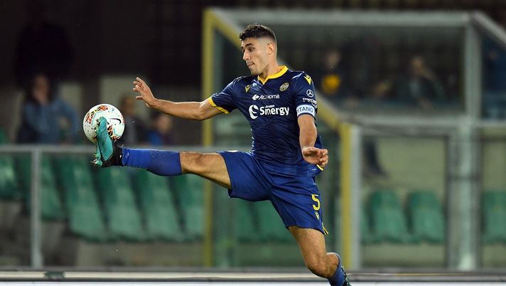 VERONA, ITALY - OCTOBER 25: Davide Faraoni of Hellas Verona stop the ball during the Serie A match between Hellas Verona and US Sassuolo at Stadio Marcantonio Bentegodi on October 25, 2019 in Verona, Italy. (Photo by Alessandro Sabattini/Getty Images) VERONA, ITALY - OCTOBER 25: Davide Faraoni of Hellas Verona stop the ball during the Serie A match between Hellas Verona and US Sassuolo at Stadio Marcantonio Bentegodi on October 25, 2019 in Verona, Italy. (Photo by Alessandro Sabattini/Getty Images)