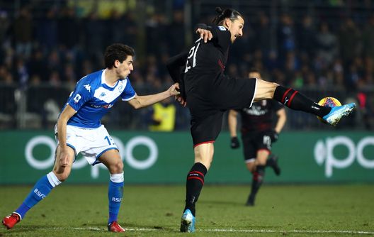 BRESCIA, ITALY - JANUARY 24: Zlatan Ibrahimovic (R) of AC Milan competes for the ball with Andrea Cistana (L) of Brescia Calcio during the Serie A match between Brescia Calcio and AC Milan at Stadio Mario Rigamonti on January 24, 2020 in Brescia, Italy. (Photo by Marco Luzzani/Getty Images) BRESCIA, ITALY - JANUARY 24: Zlatan Ibrahimovic (R) of AC Milan competes for the ball with Andrea Cistana (L) of Brescia Calcio during the Serie A match between Brescia Calcio and AC Milan at Stadio Mario Rigamonti on January 24, 2020 in Brescia, Italy. (Photo by Marco Luzzani/Getty Images)
