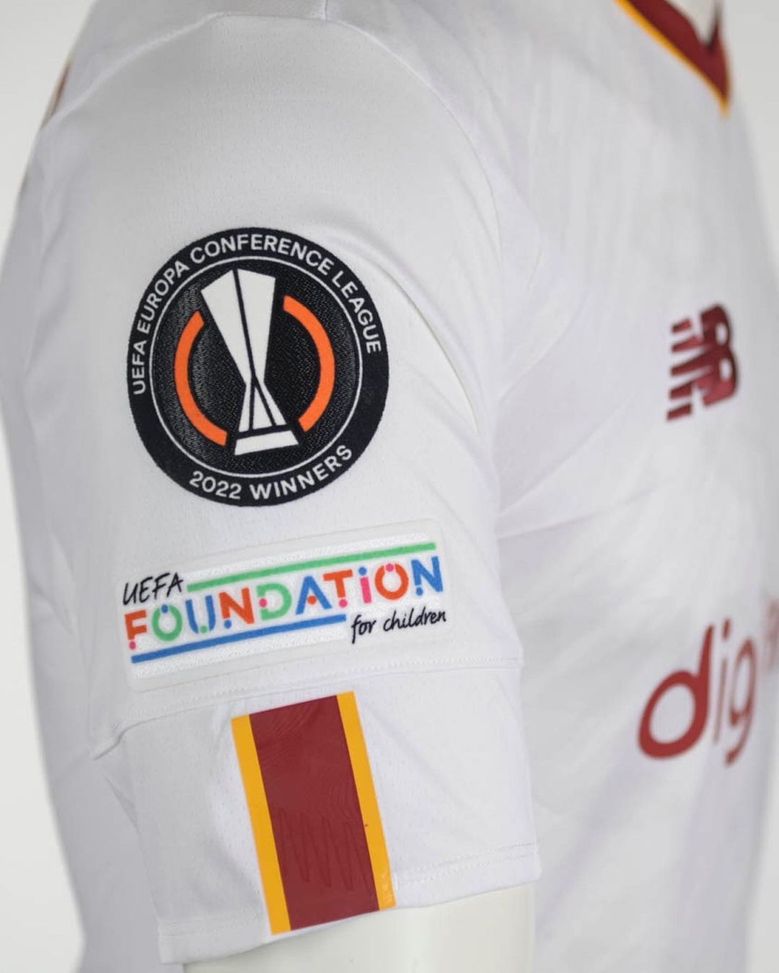 Europa League, Roma in campo con una patch che celebra il trionfo in Conference- immagine 2