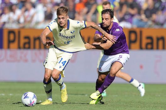 FLORENCE, ITALY - SEPTEMBER 18: Ivan Ilic of Hellas Verona in action against Giacomo Bonaventura of ACF Fiorentina during the Serie A match between ACF Fiorentina and Hellas Verona at Stadio Artemio Franchi on September 18, 2022 in Florence, Italy. (Photo by Gabriele Maltinti/Getty Images) Chi accanto ad Amrabat? Le due strade che portano a Verona- immagine 2