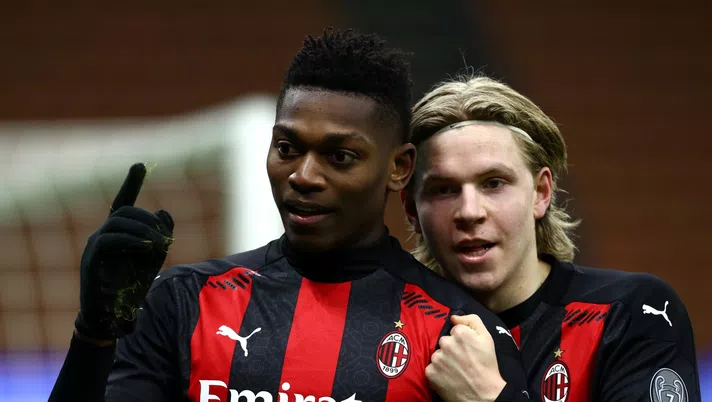 Rafael Leao e Jens Petter Hauge (attaccanti AC Milan) esultano per il gol del portoghese in Milan-Torino (Serie A 2020-2021) | AC Milan News (Getty Images)