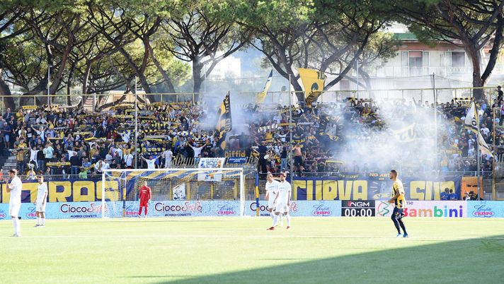 CASTELLAMMARE DI STABIA, ITALY - OCTOBER 19: Juve Stabia supporters during the Serie B match between Juve Stabia and Pordenone on October 19, 2019 in Castellammare di Stabia, Italy. (Photo by Francesco Pecoraro/Getty Images) CASTELLAMMARE DI STABIA, ITALY - OCTOBER 19: Juve Stabia supporters during the Serie B match between Juve Stabia and Pordenone on October 19, 2019 in Castellammare di Stabia, Italy. (Photo by Francesco Pecoraro/Getty Images)