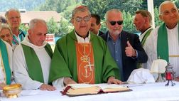 Il cardinale Sepe e De Laurentiis cantano: «Chi non salta è juventino»