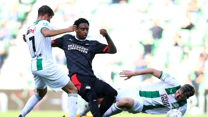 GRONINGEN, NETHERLANDS - SEPTEMBER 13: Pablo Rosario of PSV battles for the ball with Ramon Pascal Lundqvist and Jorgen Strand Larsen of Football Club Groningen during the Dutch Eredivisie match between FC Groningen and PSV Eindhoven at Hitachi Capital Mobility Stadion on September 13, 2020 in Groningen, Netherlands. (Photo by Dean Mouhtaropoulos/Getty Images) Strand Larsen, il Groningen chiede troppo - immagine 1