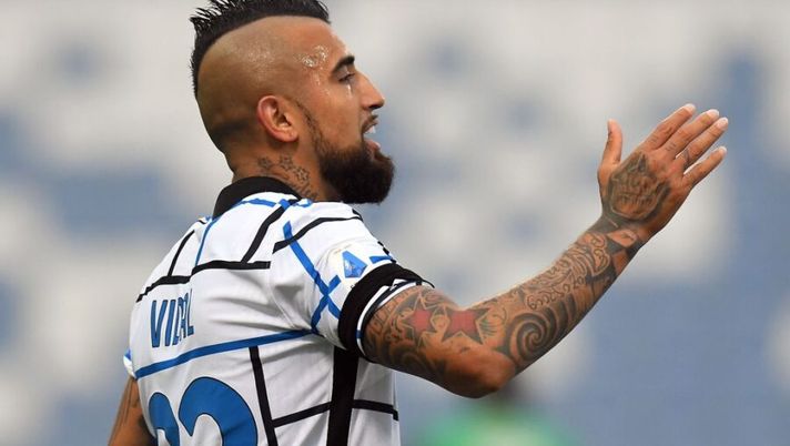 REGGIO NELL'EMILIA, ITALY - NOVEMBER 28: Arturo Vidal of FC Internazionale celebrates during the Serie A match between US Sassuolo and FC Internazionale at Mapei Stadium - Città del Tricolore on November 28, 2020 in Reggio nell'Emilia, Italy. (Photo by Alessandro Sabattini/Getty Images) Vidal infortunato, Conte lancia un allarme: “Derby? Non so se ce la farà, è fuori forma” - immagine 1