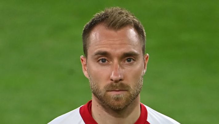 INNSBRUCK, AUSTRIA - JUNE 02: Christian Eriksen of Denmark looks on during the national anthem prior to the international friendly match between Germany and Denmark at Tivoli Stadion Tirol on June 02, 2021 in Innsbruck, Austria. (Photo by Federico Gambarini - Pool/Getty Images) Eriksen, Gazzetta: “2021 sportivo salvo sorprese è finito. Futuro all’Inter a rischio” - immagine 1