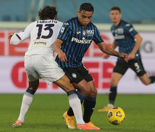 BERGAMO, ITALY - MARCH 03: Luis Muriel of Atalanta BC competes for the ball with Sebastiano Luperto of FC Crotone during the Serie A match between Atalanta BC and FC Crotone at Gewiss Stadium on March 03, 2021 in Bergamo, Italy. (Photo by Emilio Andreoli/Getty Images) BERGAMO, ITALY - MARCH 03: Luis Muriel of Atalanta BC competes for the ball with Sebastiano Luperto of FC Crotone during the Serie A match between Atalanta BC and FC Crotone at Gewiss Stadium on March 03, 2021 in Bergamo, Italy. (Photo by Emilio Andreoli/Getty Images)