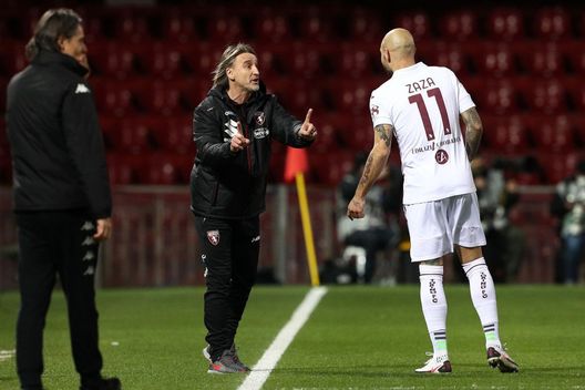 BENEVENTO, ITALY - JANUARY 22: Davide Nicola, Head coach of Torino speaks with Simone Zaza of Torino during the Serie A match between Benevento Calcio and Torino FC at Stadio Ciro Vigorito on January 22, 2021 in Benevento, Italy. (Photo by Francesco Pecoraro/Getty Images) BENEVENTO, ITALY - JANUARY 22: Davide Nicola, Head coach of Torino speaks with Simone Zaza of Torino during the Serie A match between Benevento Calcio and Torino FC at Stadio Ciro Vigorito on January 22, 2021 in Benevento, Italy. (Photo by Francesco Pecoraro/Getty Images)