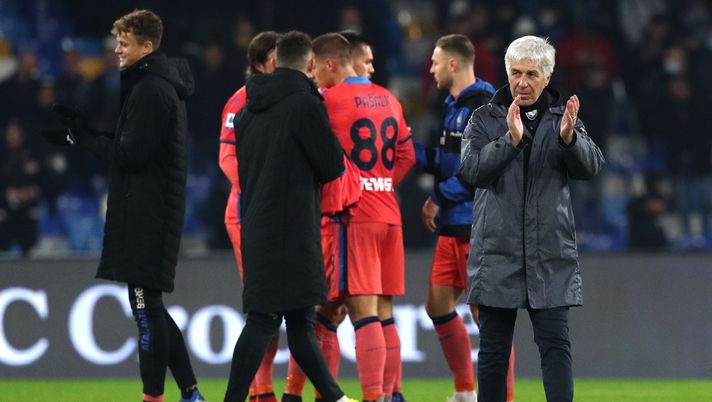 NAPLES, ITALY - DECEMBER 04: Gian Piero Gasperini, Head Coach of Atalanta applauds the fans following victory in the Serie A match between SSC Napoli v Atalanta BC at Stadio Diego Armando Maradona on December 04, 2021 in Naples, Italy. (Photo by Francesco Pecoraro/Getty Images) Dea, giù la maschera - immagine 1