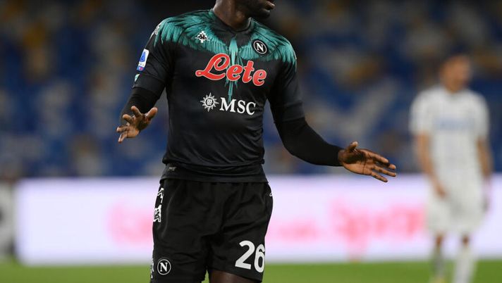NAPLES, ITALY - APRIL 18: Kaliuou Koulibaly of SSC Napoli during the Serie A match between SSC Napoli and FC Internazionale at Stadio Diego Armando Maradona on April 18, 2021 in Naples, Italy. Sporting stadiums around Italy remain under strict restrictions due to the Coronavirus Pandemic as Government social distancing laws prohibit fans inside venues resulting in games being played behind closed doors. (Photo by Francesco Pecoraro/Getty Images) Coppa d’Africa cancellata? Arriva il comunicato di smentita da parte della CAF - immagine 1