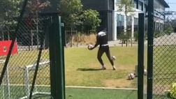VIDEO / I giochi di prestigio di Balotelli: doppia traversa e gol clamoroso da dietro la porta