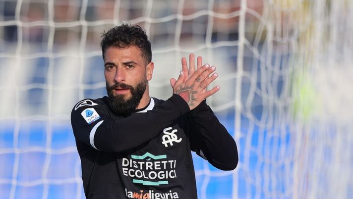 EMPOLI, ITALY - FEBRUARY 11: Daniele Verde of Spezia Calcio greets the fans after during the Serie A match between Empoli FC and Spezia Calcio at Stadio Carlo Castellani on February 11, 2023 in Empoli, Italy. (Photo by Gabriele Maltinti/Getty Images) Da Agudelo e Verde a Holm e Shomurodov: dubbi e certezze di formazione nello Spezia - immagine 1