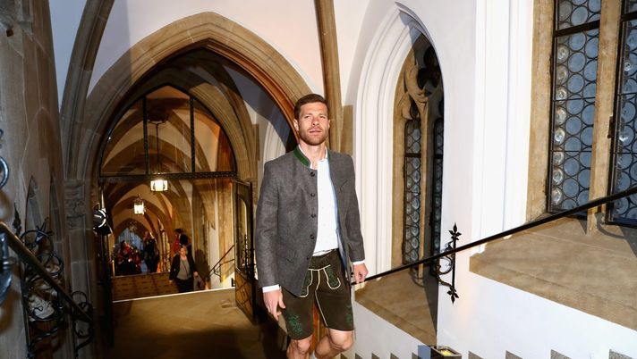 MUNICH, GERMANY - MAY 20: Xabi Alonso arrives at the town hall to celebrate winning the 67th German Championship title on the town hall balcony at Marienplatz on May 20, 2017 in Munich, Germany. (Photo by Alexander Hassenstein/Bongarts/Getty Images) Sprofondo Bayer Leverkusen: piovono conferme, Xabi Alonso nuovo allenatore - immagine 1