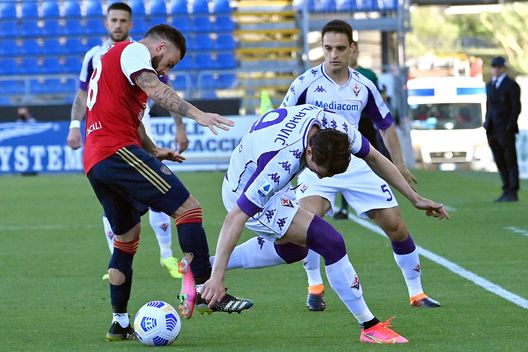  CAGLIARI, ITALY - MAY 12: Contrast with Naithan Nandez of Cagliari and Dusan Vlahovic of Fiorentina during the Serie A match between Cagliari Calcio and ACF Fiorentina at Sardegna Arena on May 12, 2021 in Cagliari, Italy. (Photo by Enrico Locci/Getty Images) 