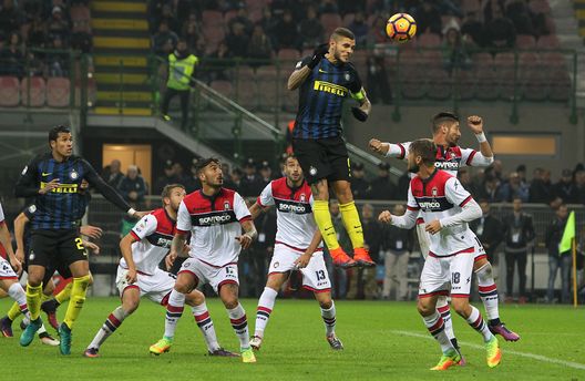 MILAN, ITALY - NOVEMBER 06: Mauro Icardi (C) of FC Internazionale in action during the Serie A match between FC Internazionale and FC Crotone at Stadio Giuseppe Meazza on November 6, 2016 in Milan, Italy. (Photo by Marco Luzzani - Inter/Inter via Getty Images) MILAN, ITALY - NOVEMBER 06: Mauro Icardi (C) of FC Internazionale in action during the Serie A match between FC Internazionale and FC Crotone at Stadio Giuseppe Meazza on November 6, 2016 in Milan, Italy. (Photo by Marco Luzzani - Inter/Inter via Getty Images)