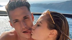 Pinamonti è un uomo mercato, ma intanto si gode le vacanze con la bella Nicole