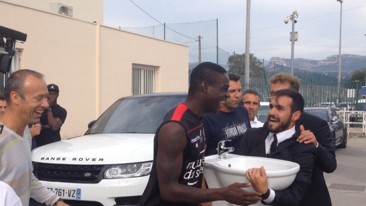 FOTO, Le Iene raggiungono Balotelli a Nizza: in regalo un… bidet FOTO, Le Iene raggiungono Balotelli a Nizza: in regalo un… bidet