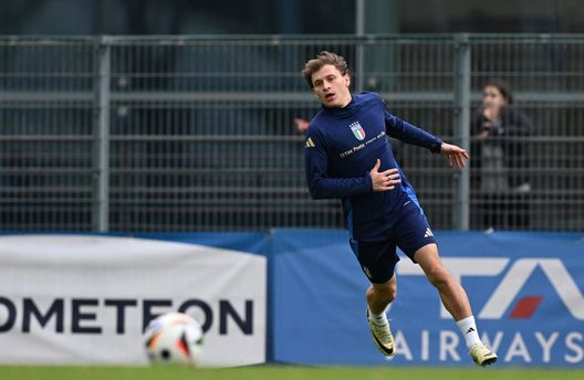 VIDEO / Italia, ‘invasione’ di campo di un piccolo tifoso: il grande gesto di Barella- immagine 2