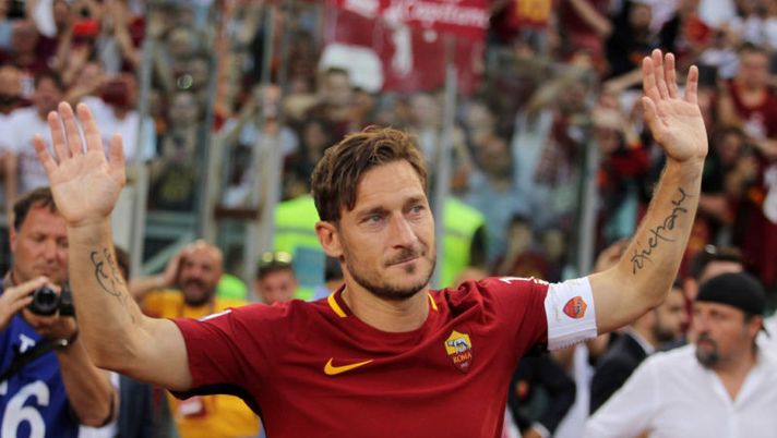 ROME, ITALY - MAY 28: Francesco Totti greets the fans after his last match during the Serie A match between AS Roma and Genoa CFC at Stadio Olimpico on May 28, 2017 in Rome, Italy. (Photo by Paolo Bruno/Getty Images) Totti e il voto discusso: la decisione opposta di Fantagazzetta - immagine 1