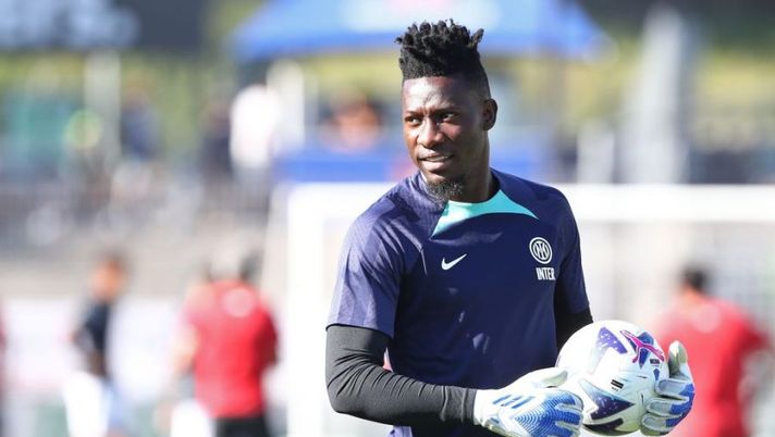 LUGANO, SWITZERLAND - JULY 12: Andre’ Onana of FC Internazionale looks on before Pre-season Friendly between FC Lugano v FC Internazionale at Cornaredo Stadium on July 12, 2022 in Lugano, Switzerland. (Photo by Marco Luzzani/Getty Images) Inter, Onana è destinato presto a esordire da titolare: spunta la possibile data - immagine 1