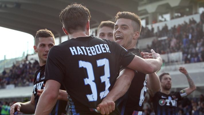 BERGAMO, ITALY - MARCH 19:  Alberto Grassi (R) of Atalanta BC celebrates his goal with his team-mates during the Serie A match between Atalanta BC and Pescara Calcio at Stadio Atleti Azzurri d'Italia on March 19, 2017 in Bergamo, Italy.  (Photo by Marco Luzzani/Getty Images) 