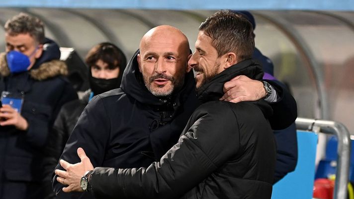 REGGIO NELL'EMILIA, ITALY - FEBRUARY 26: Vincenzo Italiano head coach of ACF Fiorentina embraces Alessio Dionisi head coach of US Sassuolo during the Serie A match between US Sassuolo and ACF Fiorentina at Mapei Stadium - Citta' del Tricolore on February 26, 2022 in Reggio nell'Emilia, Italy. (Photo by Alessandro Sabattini/Getty Images) Italiano: “Sconfitta che fa male, dovevamo essere svegli. Ikoné? Sono contento” - immagine 1