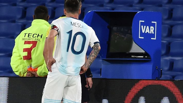 BUENOS AIRES, ARGENTINA - NOVEMBER 12: (EDITORS NOTE: Retransmission with alternate crop.) Lionel Messi of Argentina looks while referee Raphael Claus check the VAR to review a play during a match between Argentina and Paraguay as part of South American Qualifiers for Qatar 2022 at Estadio Alberto J. Armando on November 12, 2020 in Buenos Aires, Argentina. (Photo by Marcelo Endelli/Getty Images) BUENOS AIRES, ARGENTINA - NOVEMBER 12: (EDITORS NOTE: Retransmission with alternate crop.) Lionel Messi of Argentina looks while referee Raphael Claus check the VAR to review a play during a match between Argentina and Paraguay as part of South American Qualifiers for Qatar 2022 at Estadio Alberto J. Armando on November 12, 2020 in Buenos Aires, Argentina. (Photo by Marcelo Endelli/Getty Images)