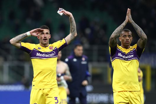 MILAN, ITALY - MARCH 19: Cristiano Biraghi and Igor of Fiorentina acknowledges the fans after their sides draw during the Serie A match between FC Internazionale and ACF Fiorentina at Stadio Giuseppe Meazza on March 19, 2022 in Milan, Italy. (Photo by Marco Luzzani/Getty Images) MILAN, ITALY - MARCH 19: Cristiano Biraghi and Igor of Fiorentina acknowledges the fans after their sides draw during the Serie A match between FC Internazionale and ACF Fiorentina at Stadio Giuseppe Meazza on March 19, 2022 in Milan, Italy. (Photo by Marco Luzzani/Getty Images)