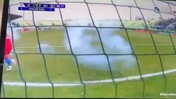 VIDEO / Follia in Cile: petardi addosso al portiere