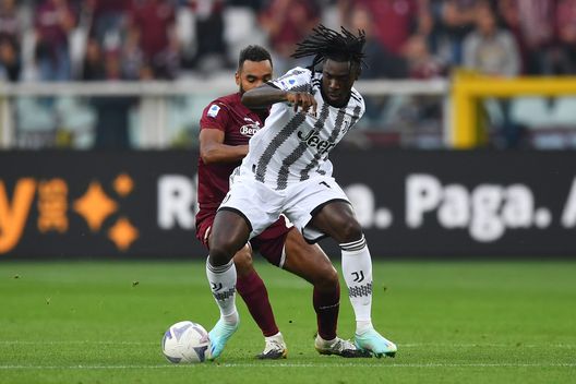 TURIN, ITALY - OCTOBER 15: Moise Kean of Juventus is challenged by Koffi Djidji of Torino FC during the Serie A match between Torino FC and Juventus at Stadio Olimpico di Torino on October 15, 2022 in Turin, Italy. (Photo by Valerio Pennicino/Getty Images) Toro, ecco il derby: il Monza insegna che questa Juve non è imbattibile- immagine 2