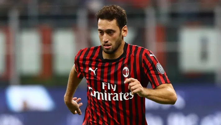Hakan Calhanoglu, centrocampista del Milan (credits: GETTY Images)