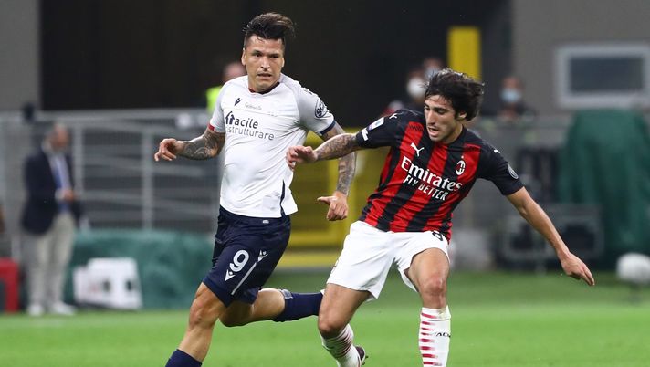 Sandro Tonali contro Federico Santander in Milan-Bologna 2-0 (credits: GETTY Images)