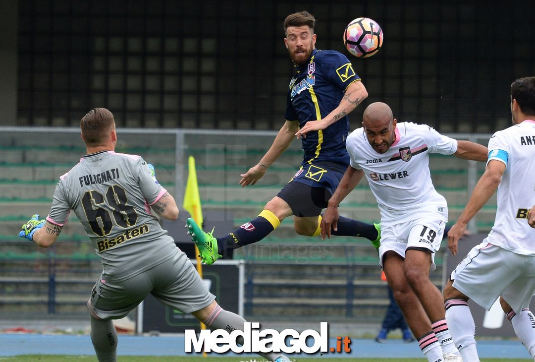  VERONA, ITALY - MAY 07:  Mariano Izco (C) of AC ChievoVerona competes with Haitam Aleesami (R) of US Citta di Palermo during the Serie A match between AC ChievoVerona and US Citta di Palermo at Stadio Marc'Antonio Bentegodi on May 7, 2017 in Verona, Italy.  (Photo by Dino Panato/Getty Images) 