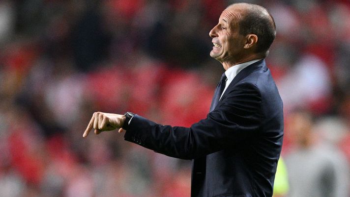 LISBON, PORTUGAL - OCTOBER 25: Massimiliano Allegri, Head Coach of Juventus gives their team instructions during the UEFA Champions League group H match between SL Benfica and Juventus at Estadio do Sport Lisboa e Benfica on October 25, 2022 in Lisbon, Portugal. (Photo by Octavio Passos/Getty Images) Calcio in TV: quando gli addetti ai lavori perdono le staffe fra botta e risposta, tremarelle e accuse- immagine 2