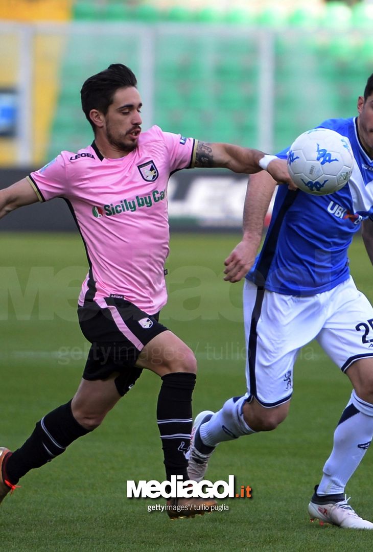  PALERMO, ITALY - JANUARY 27: Igor Coronado (L) of Palermo and Dimitri Bisoli of Brescia compete for the ball during the Serie B match between US Citta di Palermo and Brescia Calcio on January 27, 2018 in Palermo, Italy.  (Photo by Tullio M. Puglia/Getty Images) 