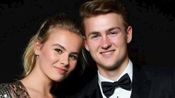 Parigi, De Ligt e la fidanzata in posa con il Trofeo Kopa