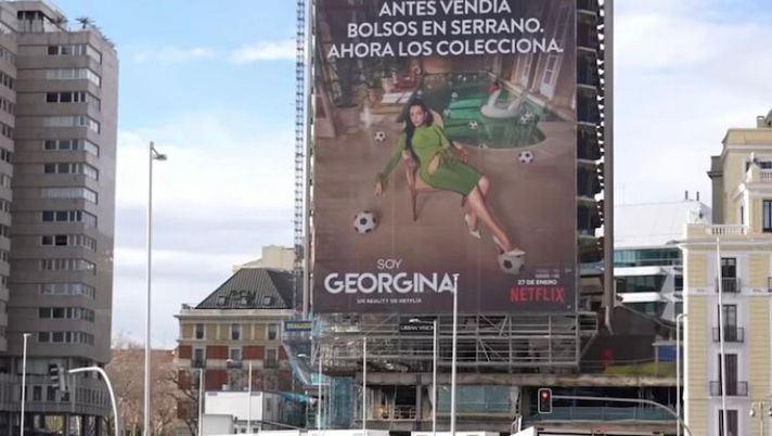 Netflix e la serie su Georgina, piovono critiche per i cartelloni: “Un’offesa a…”  Netflix e la serie su Georgina, piovono critiche per i cartelloni: “Un’offesa a…”
