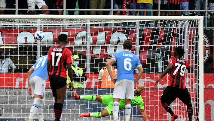 Franck Kessie, giocatore del Milan, sbaglia un rigore contro la Lazio (Getty Images) 