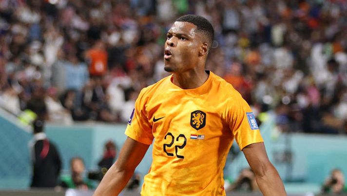 DOHA, QATAR - DECEMBER 03: Denzel Dumfries of Netherlands celebrates after scoring the team's third goal during the FIFA World Cup Qatar 2022 Round of 16 match between Netherlands and USA at Khalifa International Stadium on December 03, 2022 in Doha, Qatar. (Photo by Richard Heathcote/Getty Images) INFORTUNI – Novità Dumfries! Demiral, Zappacosta, Maignan, Ibra, Florenzi, Spinazzola… - immagine 1
