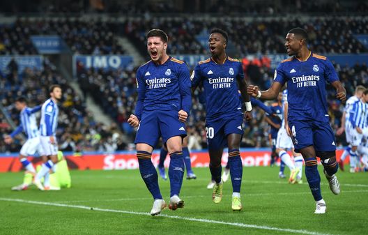 SAN SEBASTIAN, SPAIN - DECEMBER 04: Luka Jovic of Real Madrid celebrates with teammates Vinicius Junior and David Alaba after scoring their side's second goal during the La Liga Santander match between Real Sociedad and Real Madrid CF at Reale Arena on December 04, 2021 in San Sebastian, Spain. (Photo by Juan Manuel Serrano Arce/Getty Images) Luka Jovic in gol