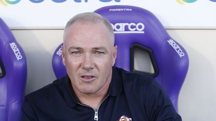 FLORENCE, ITALY - AUGUST 14: Massimiliano Alvini manager of US Cremonese looks on during the Serie A match between ACF Fiorentina and US Cremonese at Stadio Artemio Franchi on August 14, 2022 in Florence, . (Photo by Gabriele Maltinti/Getty Images) Cremonese, Alvini: “Perdere così fa molto male, nulla da dire a Radu” - immagine 1