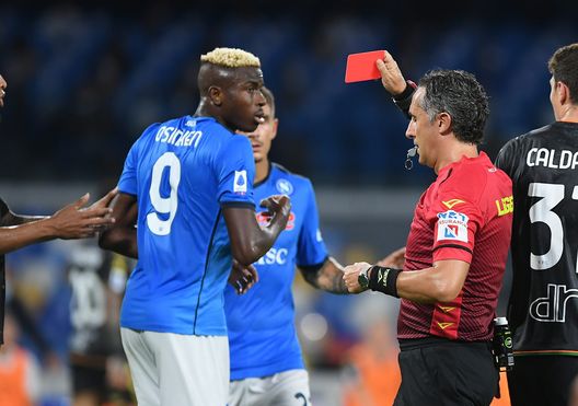 NAPLES, ITALY – AUGUST 22: Referee Gianluca Aureliano shows a red card to Victor Osimhen of SSC Napoli during the Serie A match between SSC Napoli and Venezia FC at Stadio San Paolo on August 22, 2021 in Naples, Italy. (Photo by Francesco Pecoraro/Getty Images) NAPLES, ITALY – AUGUST 22: Referee Gianluca Aureliano shows a red card to Victor Osimhen of SSC Napoli during the Serie A match between SSC Napoli and Venezia FC at Stadio San Paolo on August 22, 2021 in Naples, Italy. (Photo by Francesco Pecoraro/Getty Images)