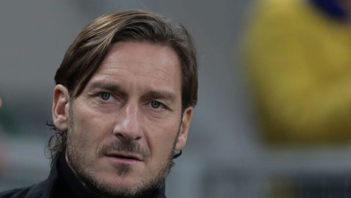MILAN, ITALY - DECEMBER 06: AS Roma former player Francesco Totti looks on prior to the Serie A match between FC Internazionale and AS Roma at Stadio Giuseppe Meazza on December 6, 2019 in Milan, Italy. (Photo by Emilio Andreoli/Getty Images) Totti: “Spero che Ibra continui. Ho parlato con Dybala, se vuole la 10 della Roma…” - immagine 1