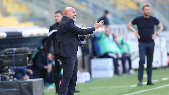 PARMA, ITALY - APRIL 24: Serse Cosmi manager of FC Crotone gestures during the Serie A match between Parma Calcio and FC Crotone at Stadio Ennio Tardini on April 24, 2021 in Parma, Italy. Sporting stadiums around Italy remain under strict restrictions due to the Coronavirus Pandemic as Government social distancing laws prohibit fans inside venues resulting in games being played behind closed doors. (Photo by Gabriele Maltinti/Getty Images) Il derby di Calabria nel destino di Serse Cosmi: dopo il Crotone, tocca al Cosenza… - immagine 1