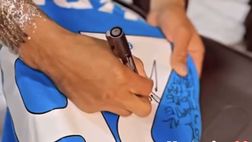 Ngonge, nuovo tatuaggio! E poi… regala la maglia al tatuatore